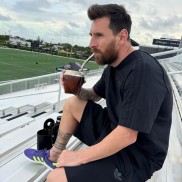 nằm ngửa! Messi chụp ảnh và uống yerba mate trên khán đài Miami International